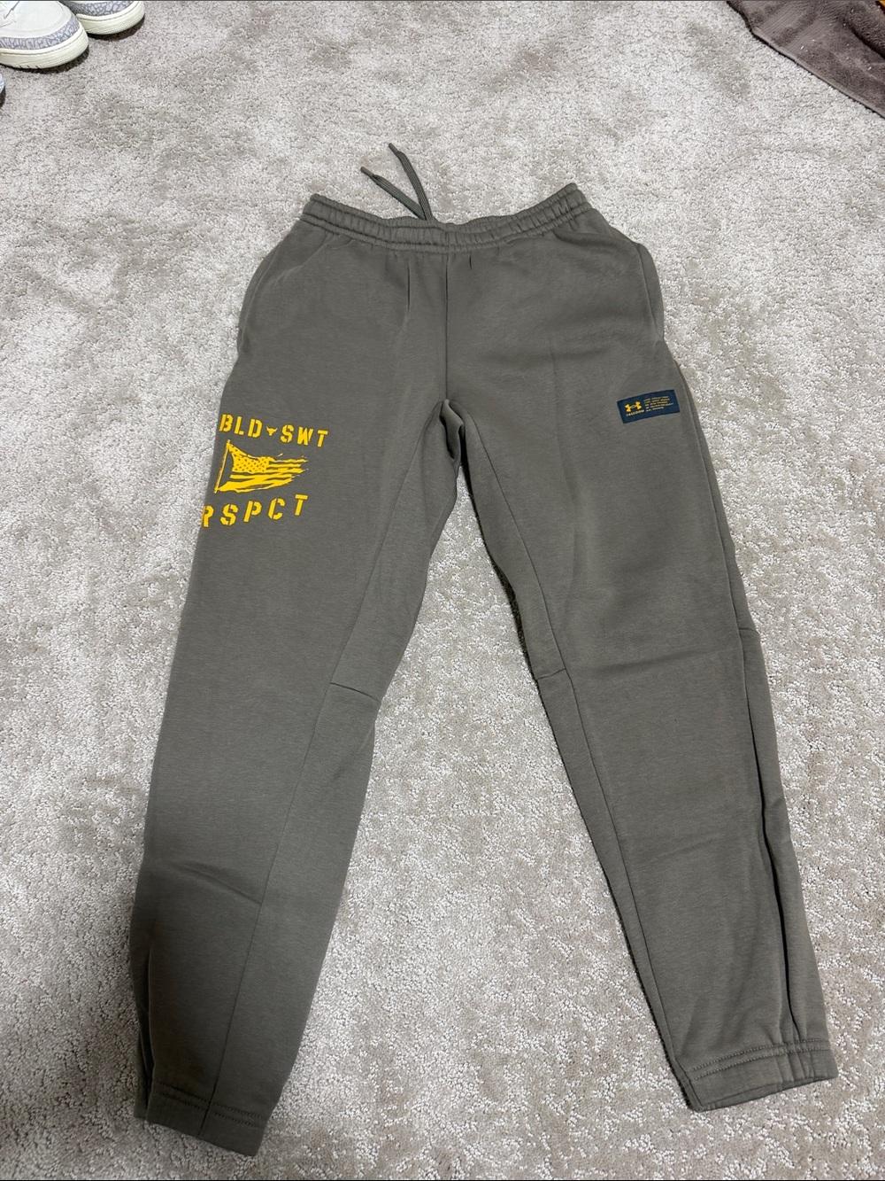 NEVER WORN— Under Armour Kids Olive Green Sweat Joggers with Yellow Graphic